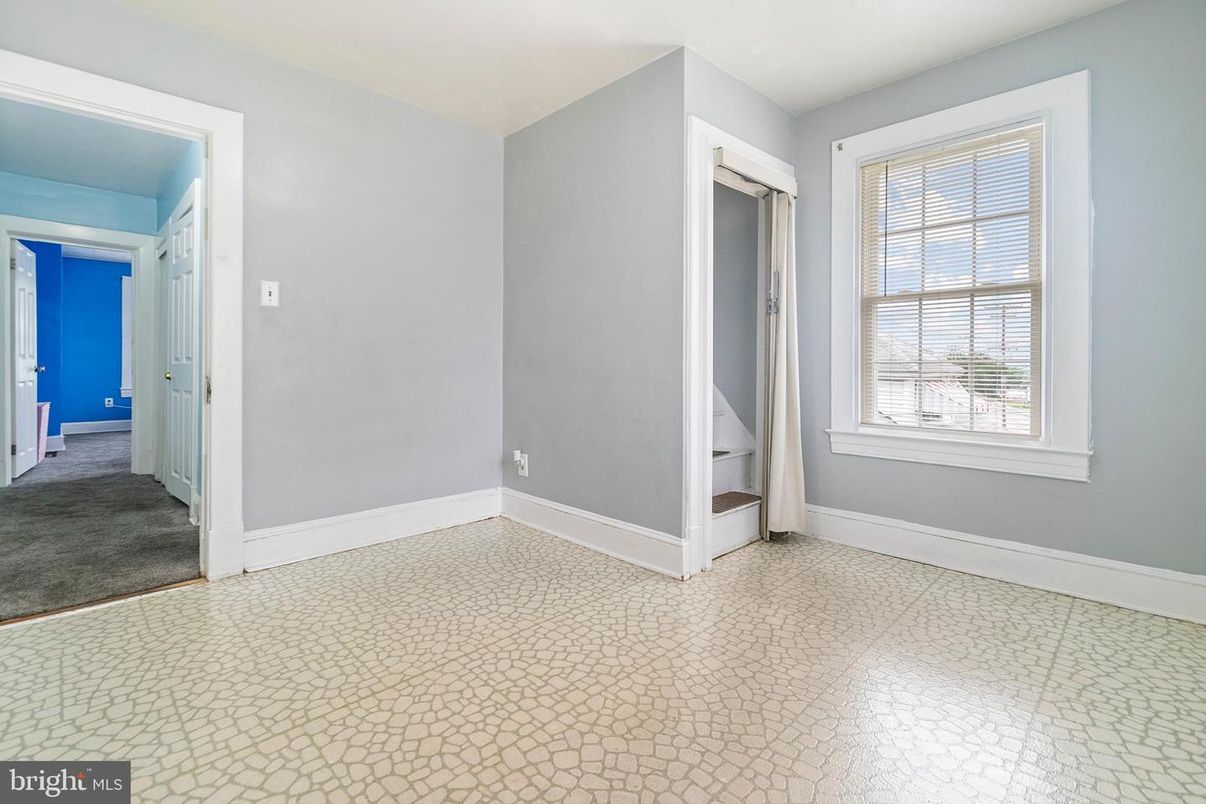 Empty room, Interior
