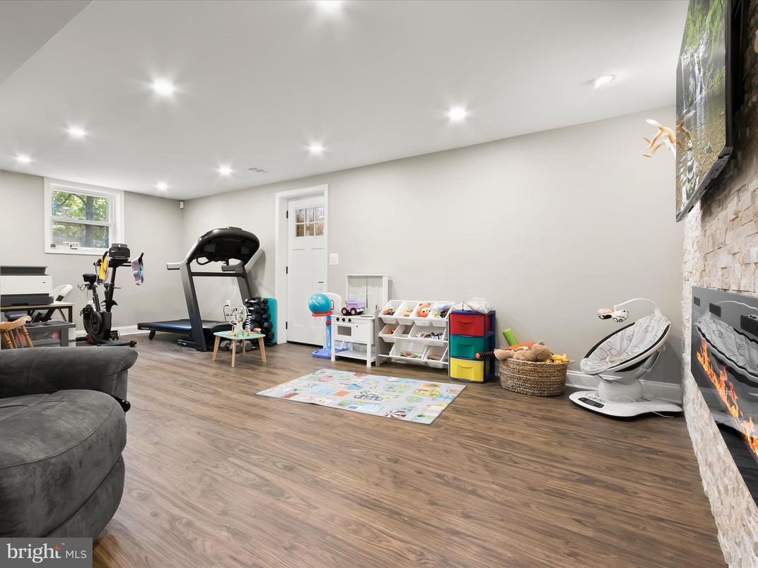 Fitness Equipment, Interior, Recessed Lighting, Wood Texture Flooring