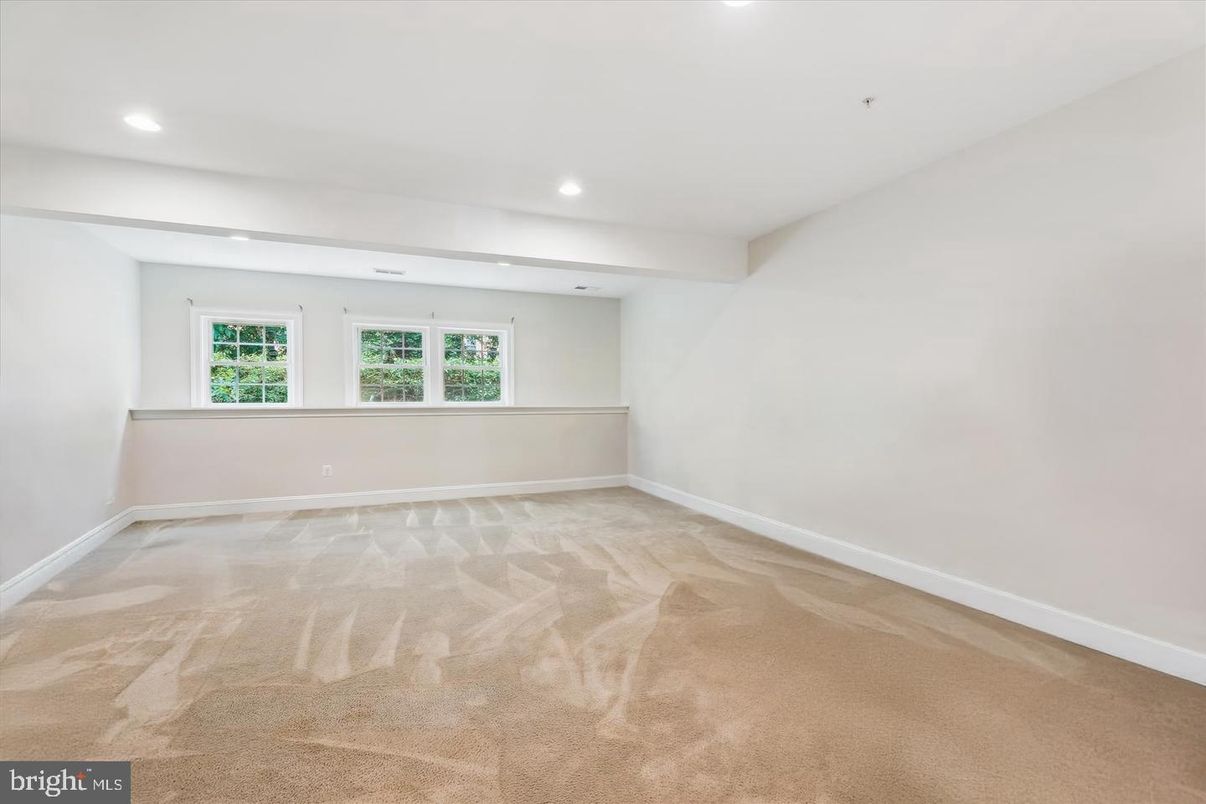 Empty room, Interior, Recessed Lighting