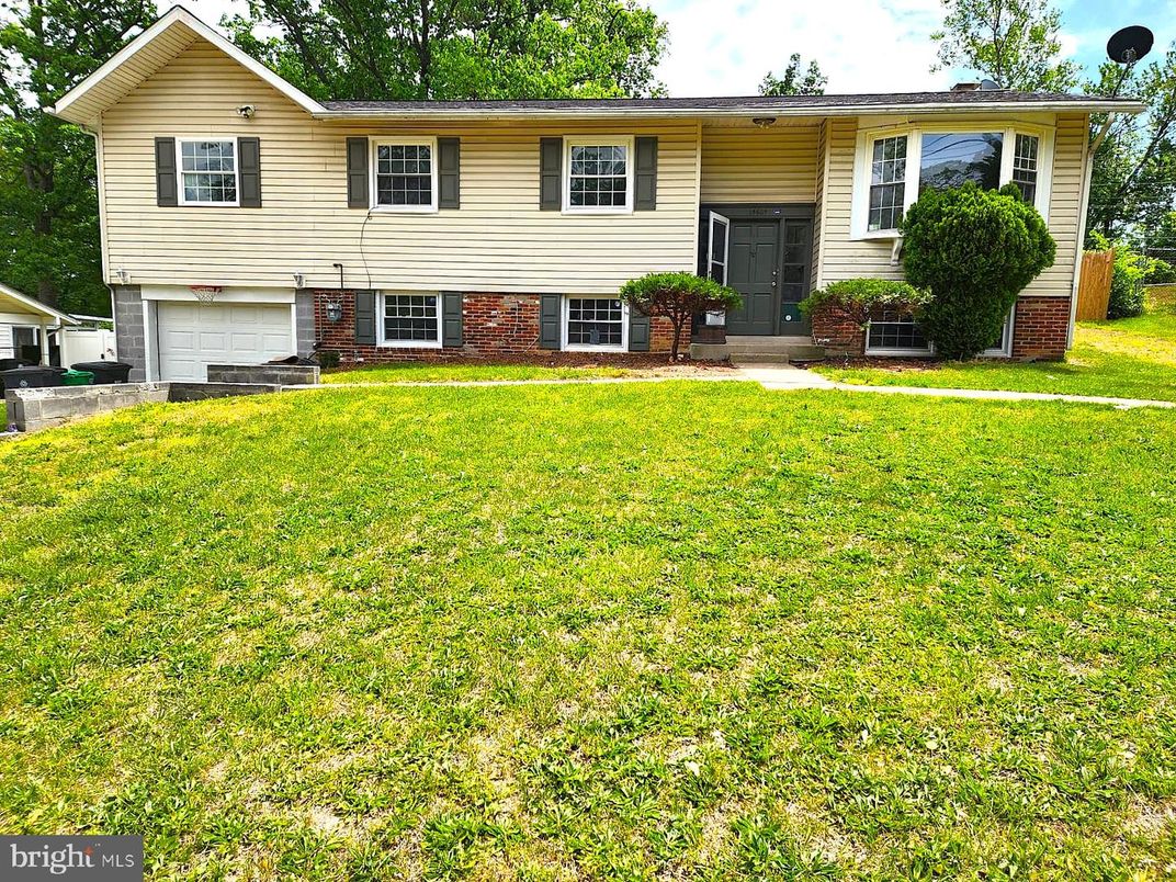 Attached, Exterior, Facade, Brick Facade, Raised Ranch