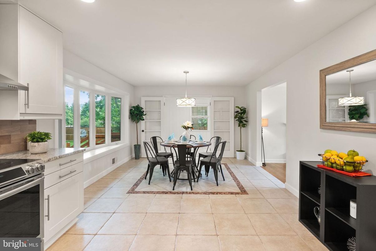 Dining room, Interior, Kitchen, Pendant Lights, Recessed Lighting, Stainless Steel Appliances