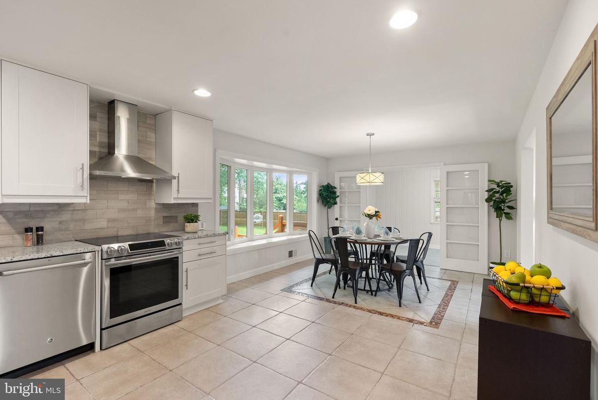 Dining room, Interior, Kitchen, Pendant Lights, Recessed Lighting, Stainless Steel Appliances