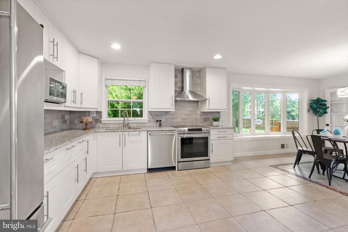 Dining room, Interior, Kitchen, Recessed Lighting, Stainless Steel Appliances