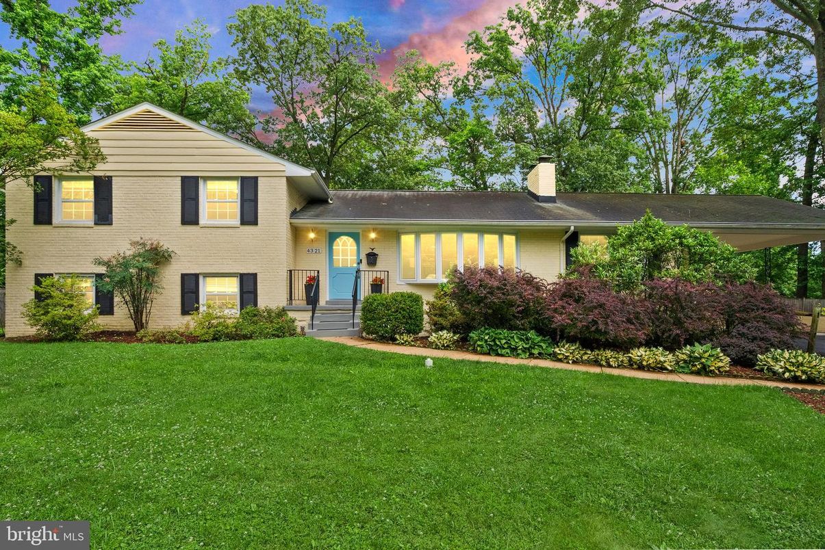 Backyard, Exterior, Facade, Split Level