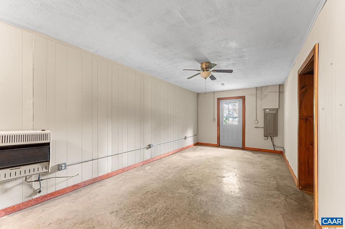 Empty room, Interior