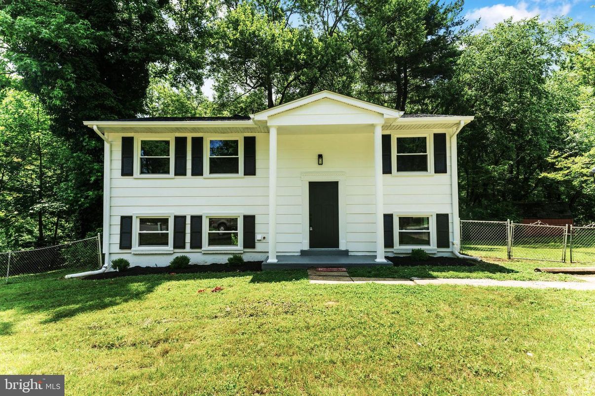 Backyard, Exterior, Facade, Raised Ranch