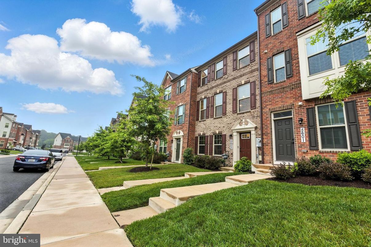 Exterior, Facade, Brick Facade, Rowhouse
