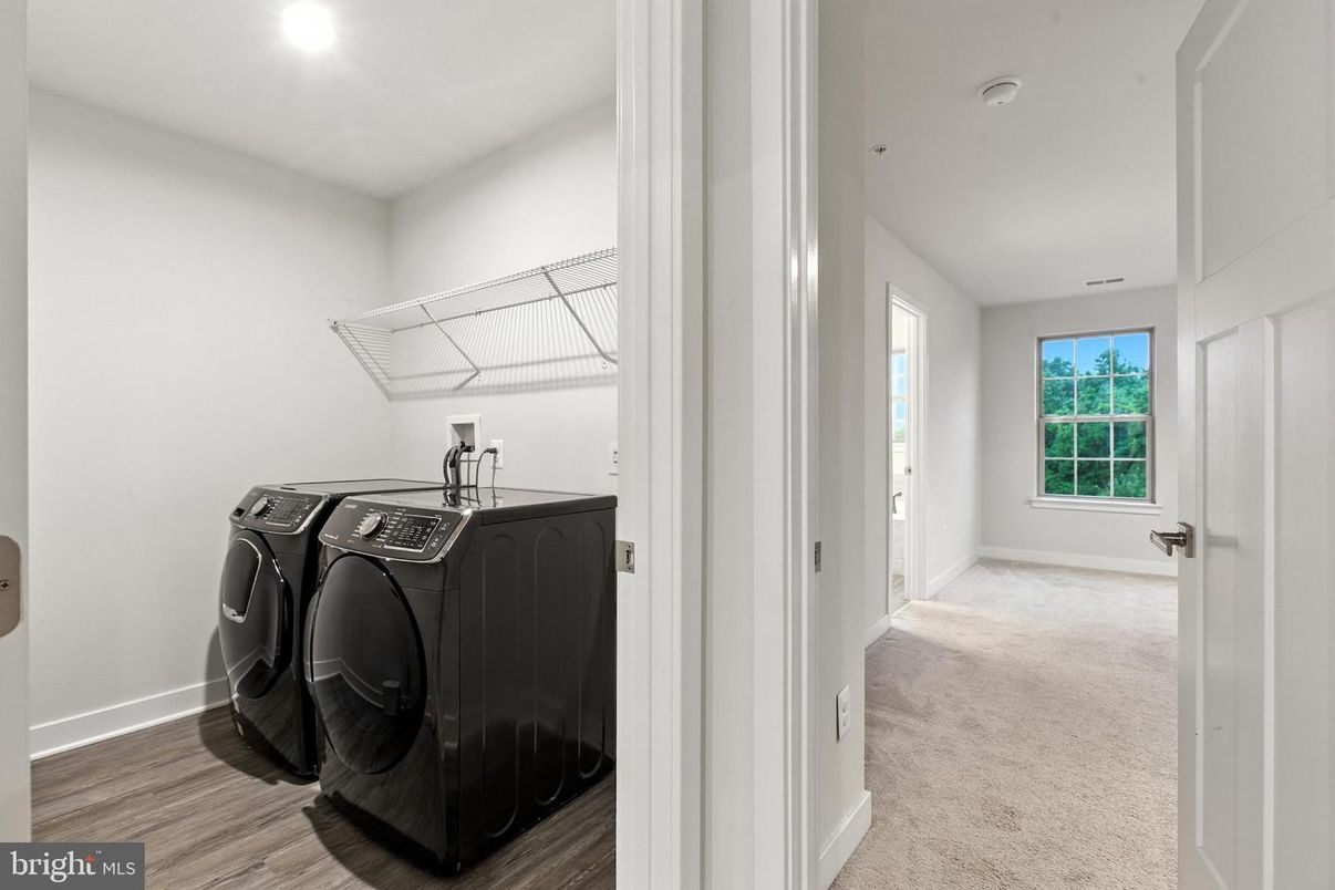 Interior, Recessed Lighting, Washer, Wood Texture Flooring