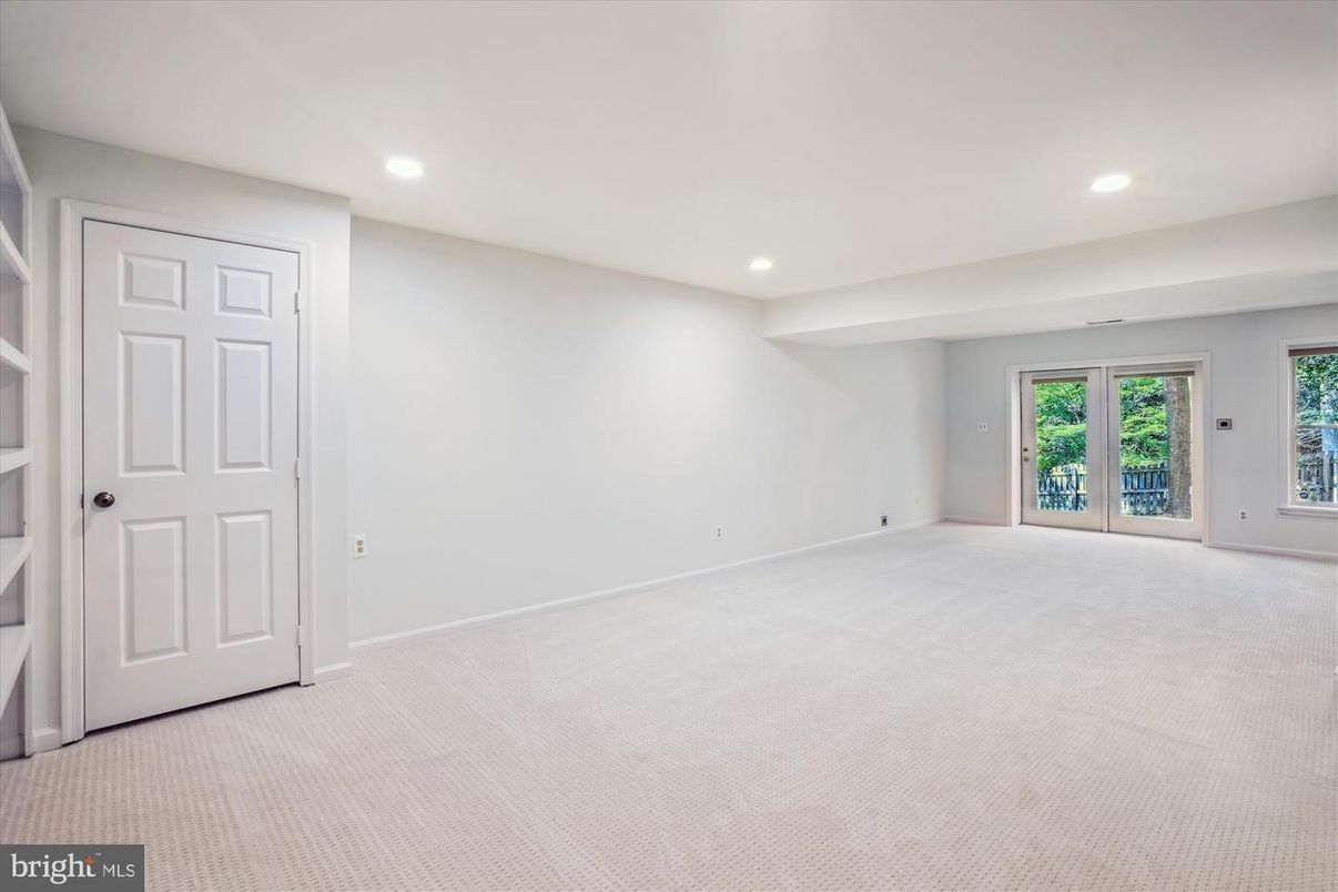 Empty room, Interior, Recessed Lighting