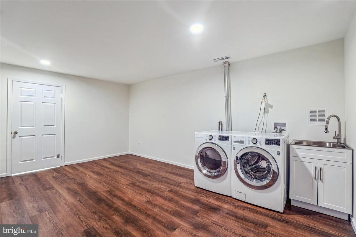 Interior, Recessed Lighting, Washer, Wood Texture Flooring