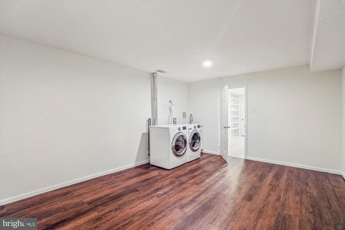 Interior, Recessed Lighting, Washer, Wood Texture Flooring