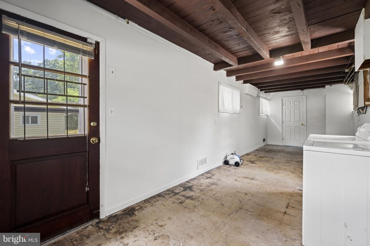 Empty room, Interior, Washer, Wooden Beams, Wooden Ceilings
