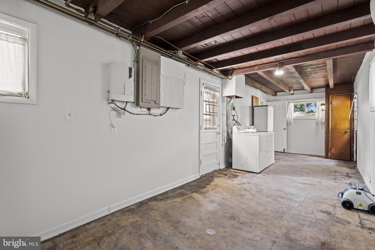 Interior, Washer, Wooden Beams, Wooden Ceilings