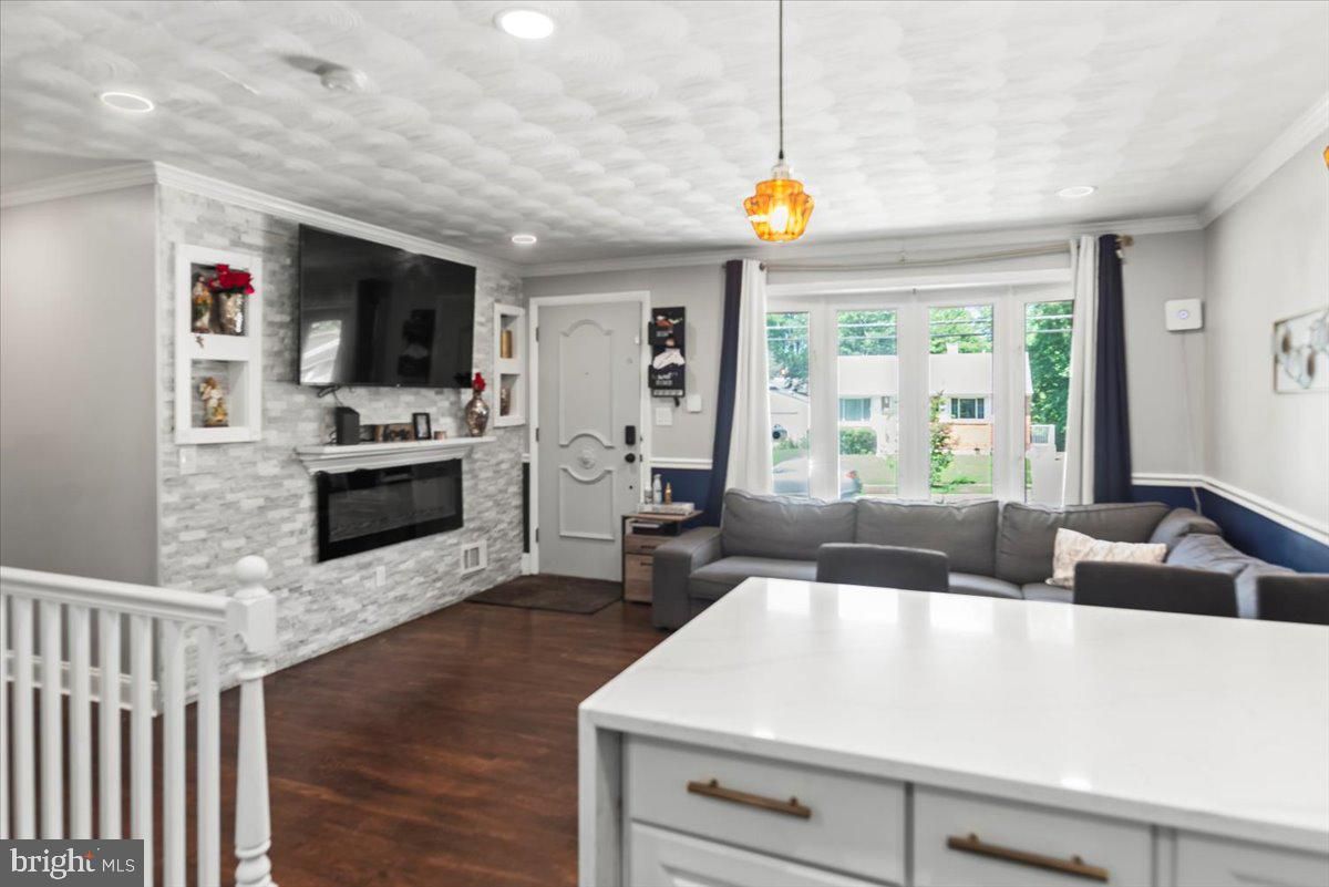 Fireplace, Interior, Living room, Pendant Lights, Recessed Lighting, Wood Texture Flooring
