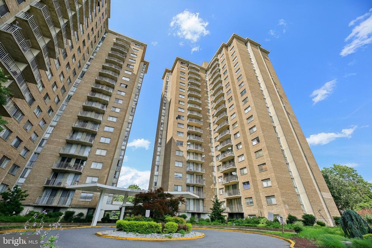 Exterior, Facade, Condo Building