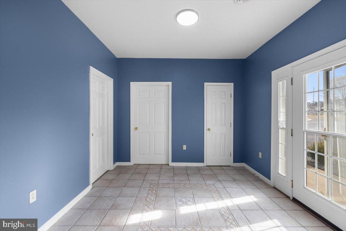 Empty room, Interior