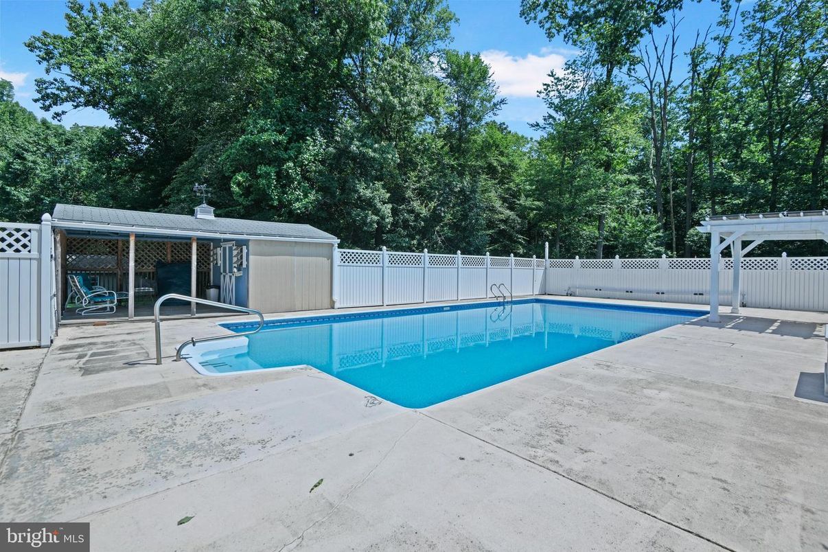 Exterior, Pool