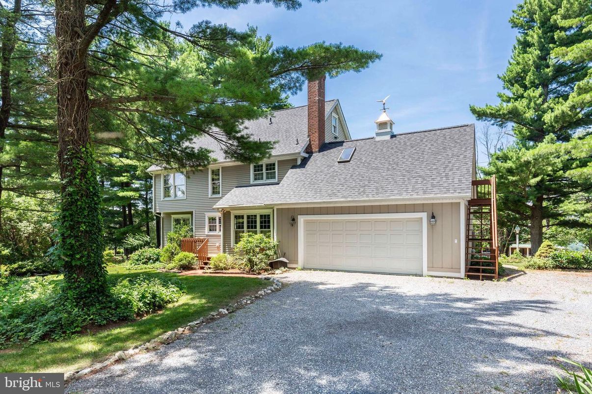 Attached, Exterior, Facade, Cape Cod