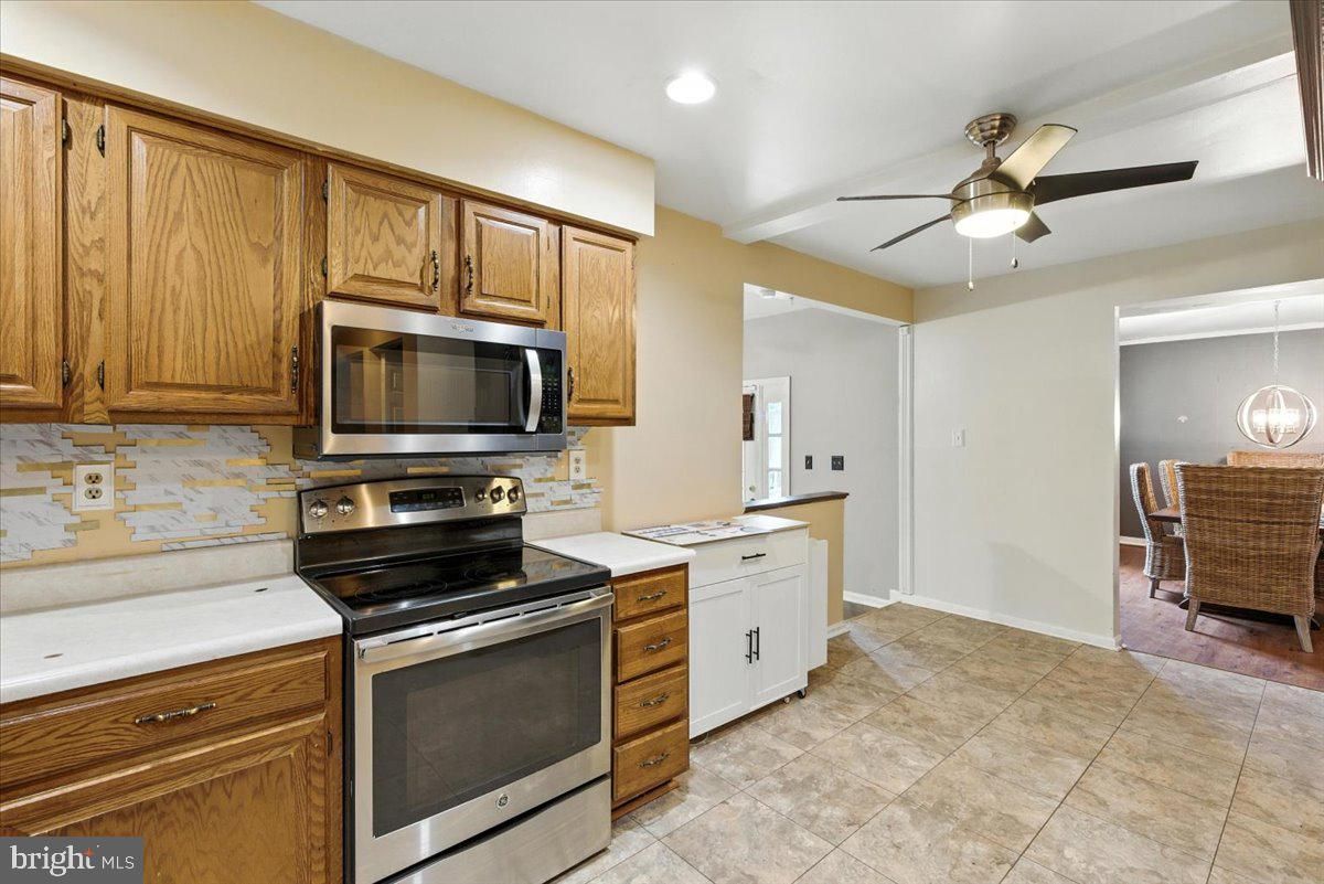 Dining room, Interior, Kitchen, Recessed Lighting, Stainless Steel Appliances