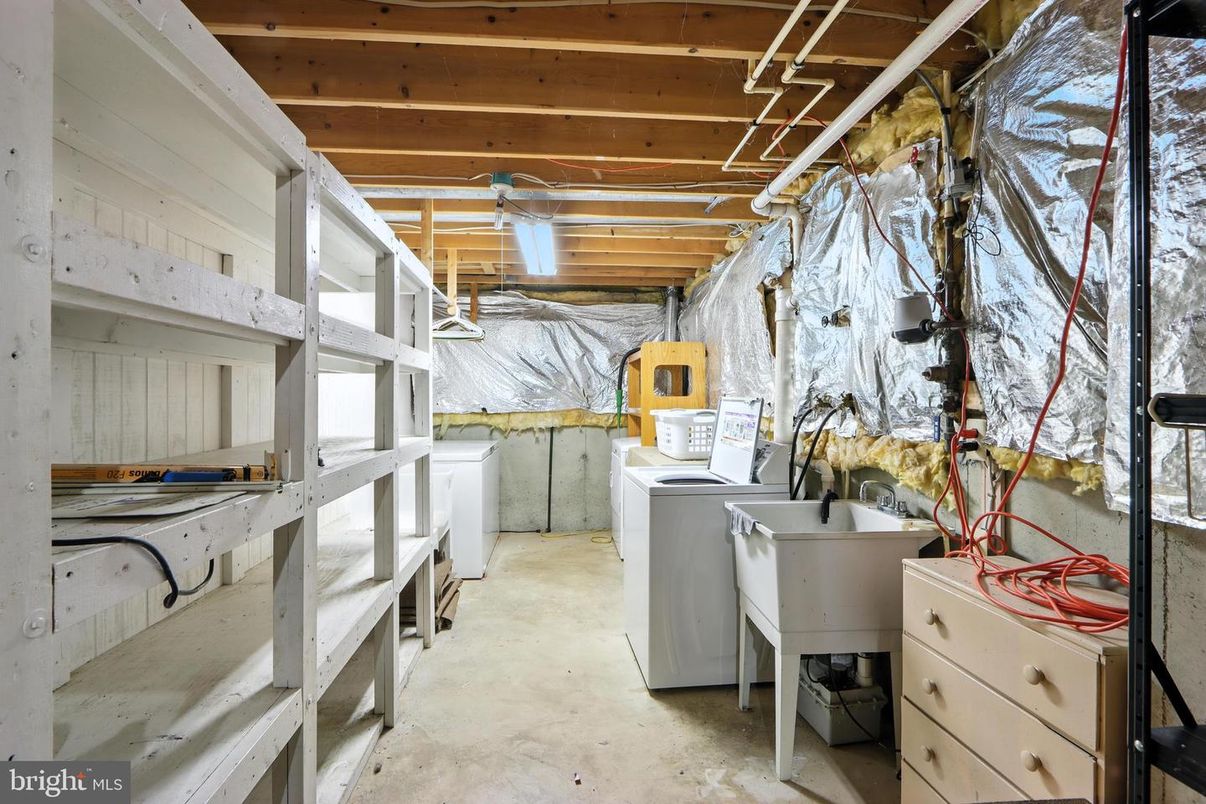 Interior, Washer, Wooden Beams