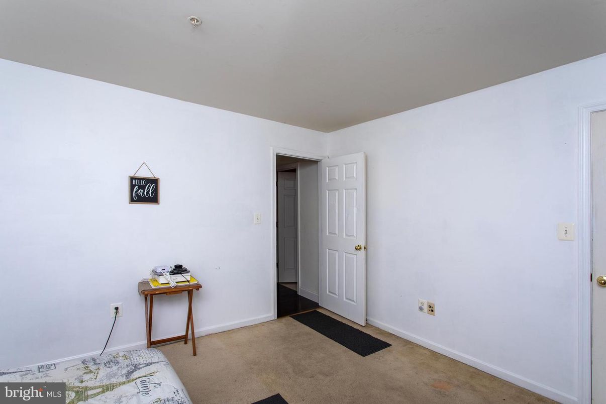 Empty room, Interior
