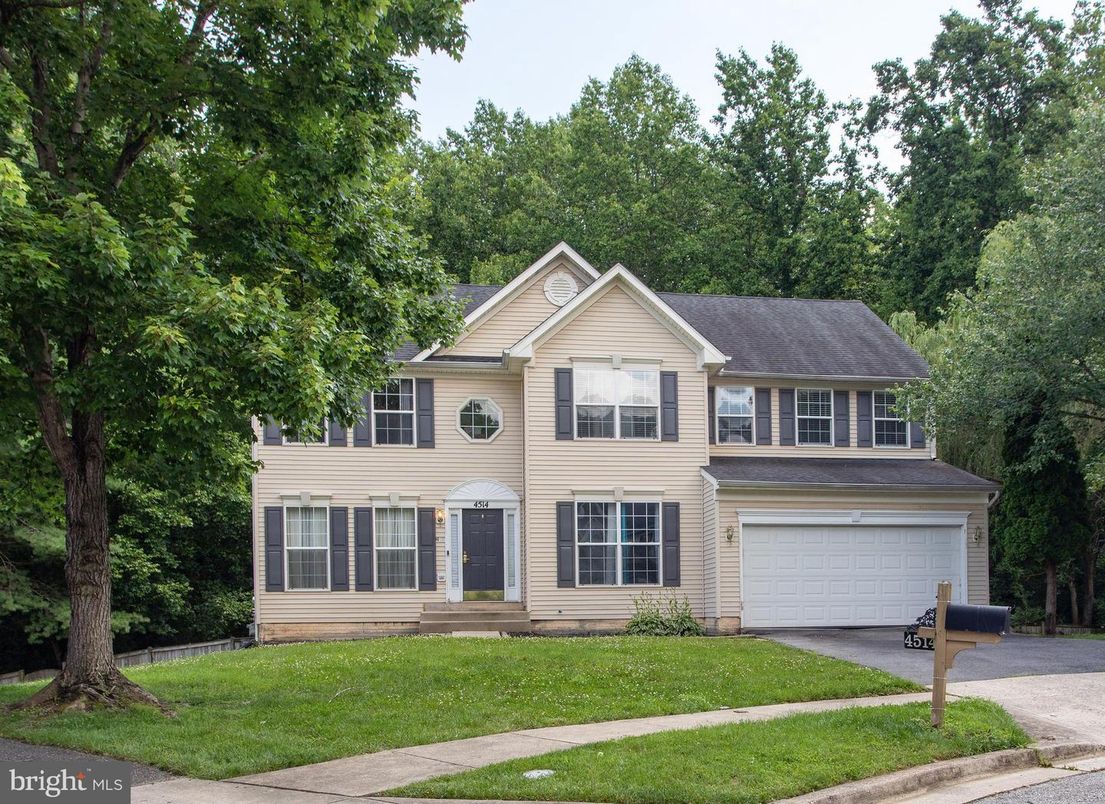 Attached, Exterior, Facade, Farmhouse