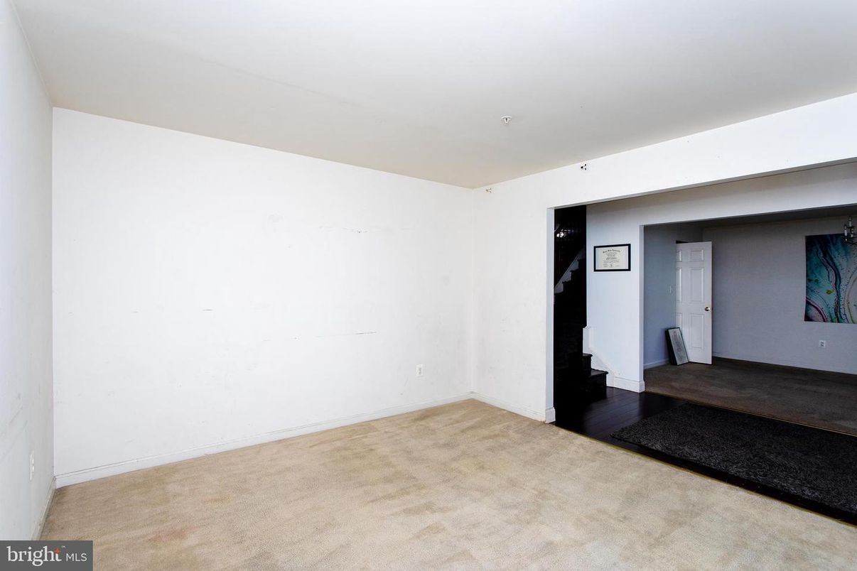 Empty room, Interior