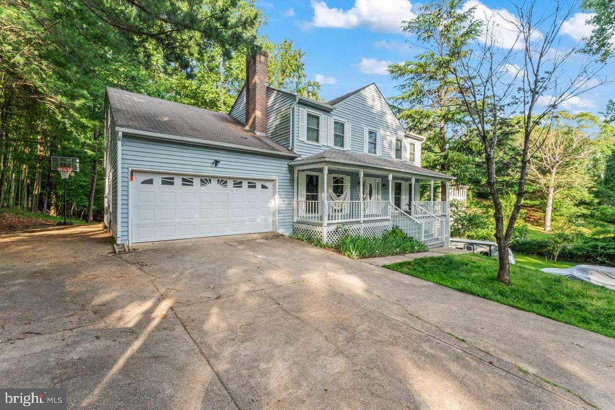 Attached, Exterior, Facade, Cape Cod