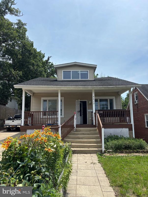 Exterior, Facade, American Foursquare