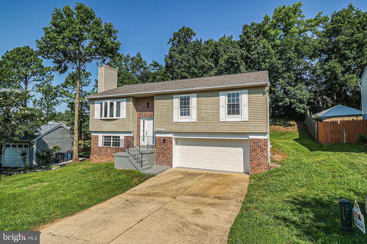 Attached, Exterior, Facade, Brick Facade, Raised Ranch