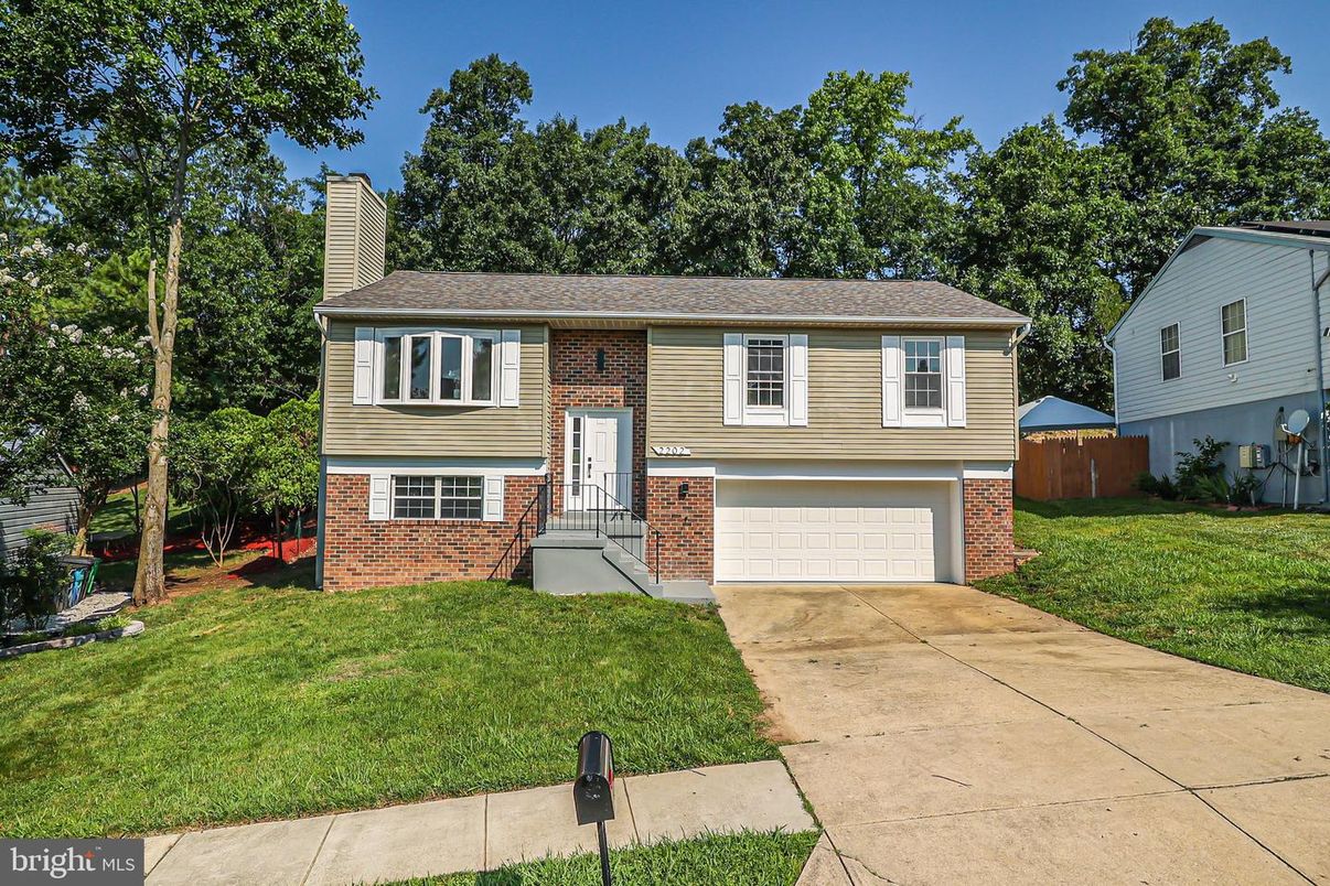 Attached, Exterior, Facade, Brick Facade, Raised Ranch
