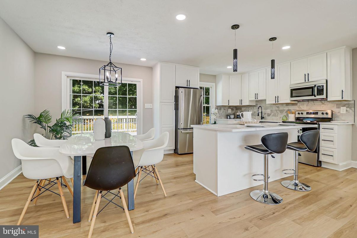 Dining room, Interior, Kitchen, Pendant Lights, Recessed Lighting, Stainless Steel Appliances, Wood Texture Flooring