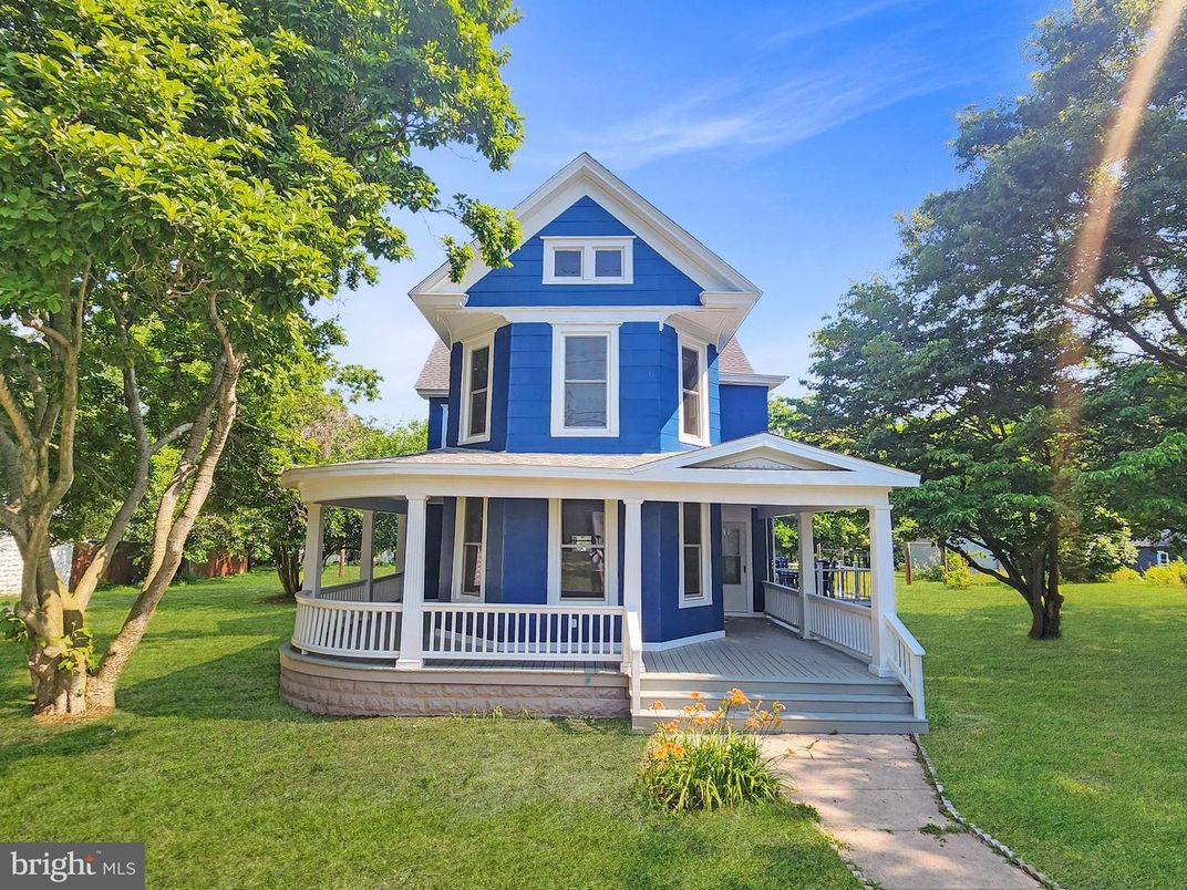 Backyard, Exterior, Facade, Queen Anne Victorian