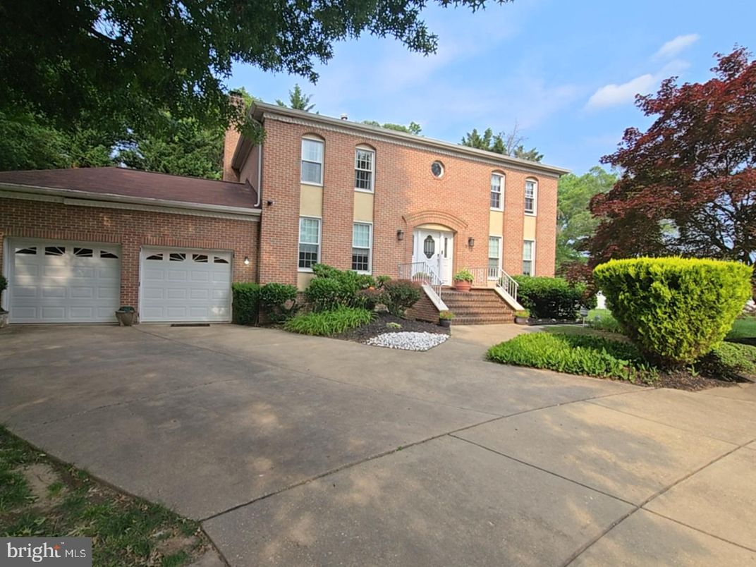 Attached, Exterior, Facade, Brick Facade, Georgian