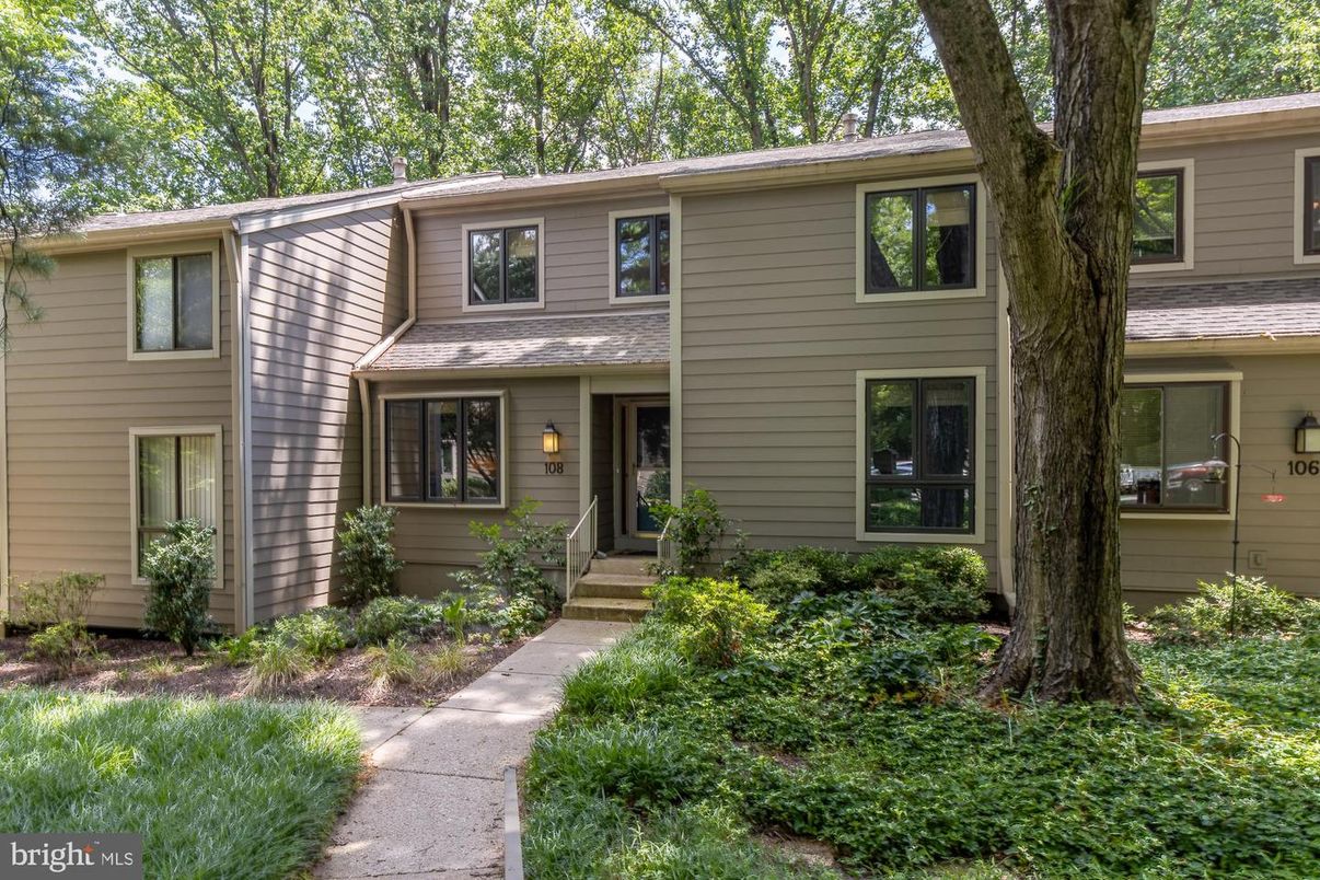 Exterior, Facade, Raised Ranch