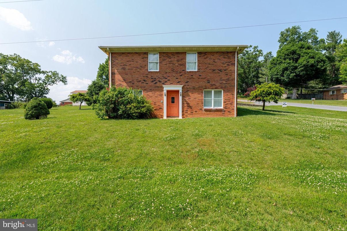 Backyard, Exterior, Facade, Brick Facade, Georgian