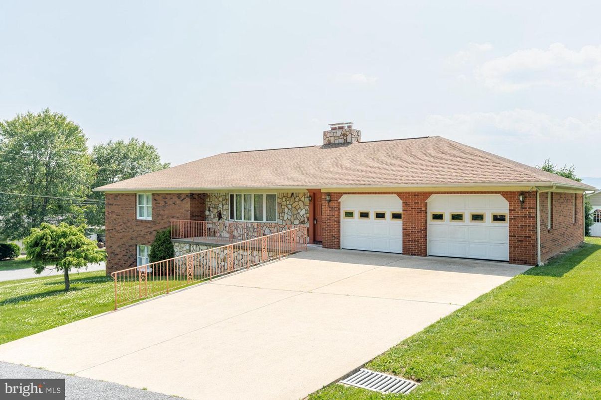 Attached, Exterior, Facade, Brick Facade, Ranch
