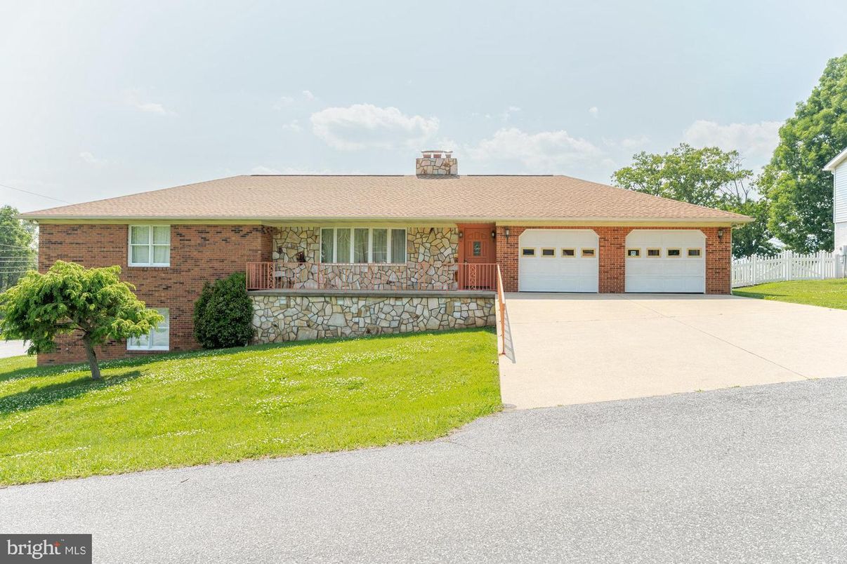 Attached, Exterior, Facade, Brick Facade, Ranch