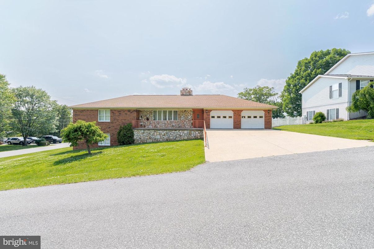 Attached, Exterior, Facade, Brick Facade, Ranch
