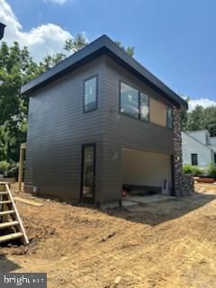 Attached, Backyard, Exterior, Facade, Modern