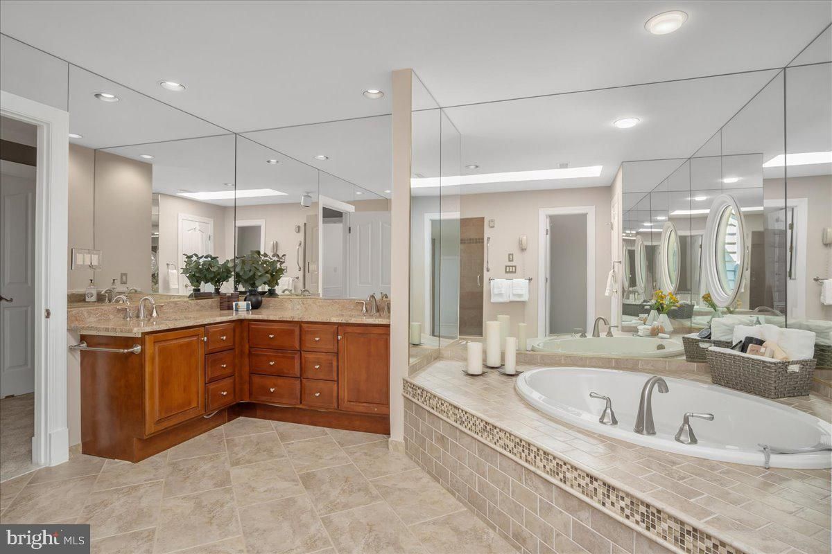 Bathroom, Dual Sink Vanities, Interior, Recessed Lighting