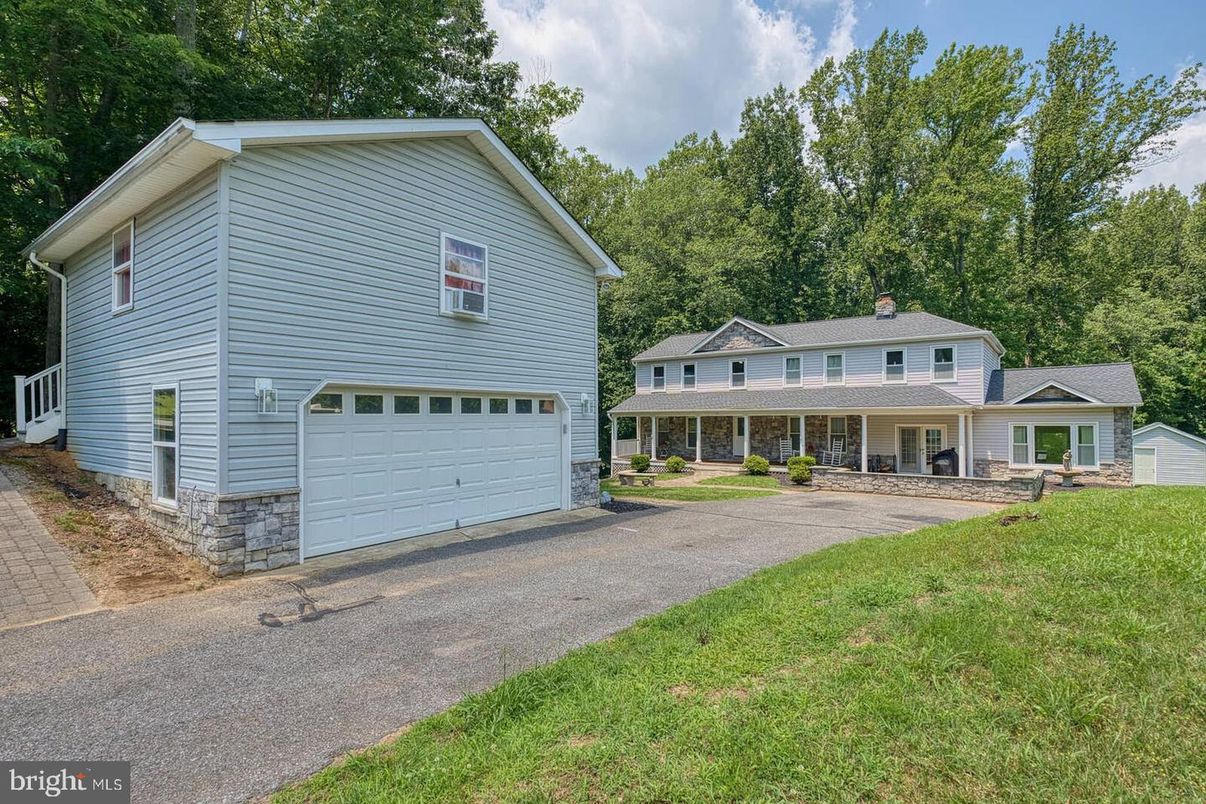 Attached, Exterior, Facade, Farmhouse