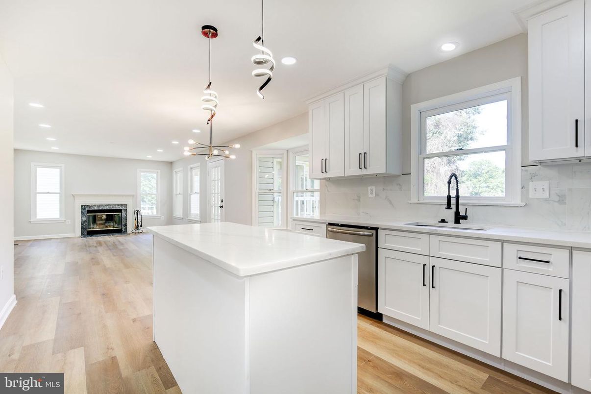 Fireplace, Interior, Kitchen, Pendant Lights, Recessed Lighting, Wood Texture Flooring