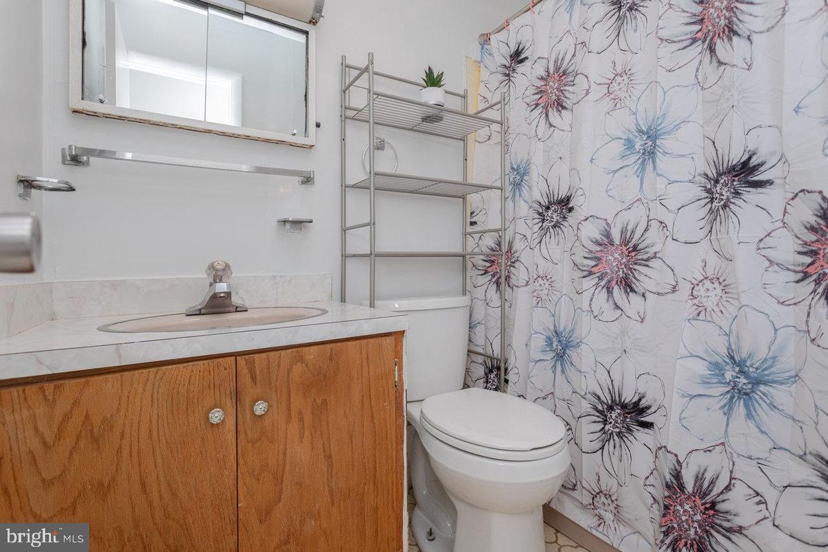 Bathroom, Interior, Tile Countertops