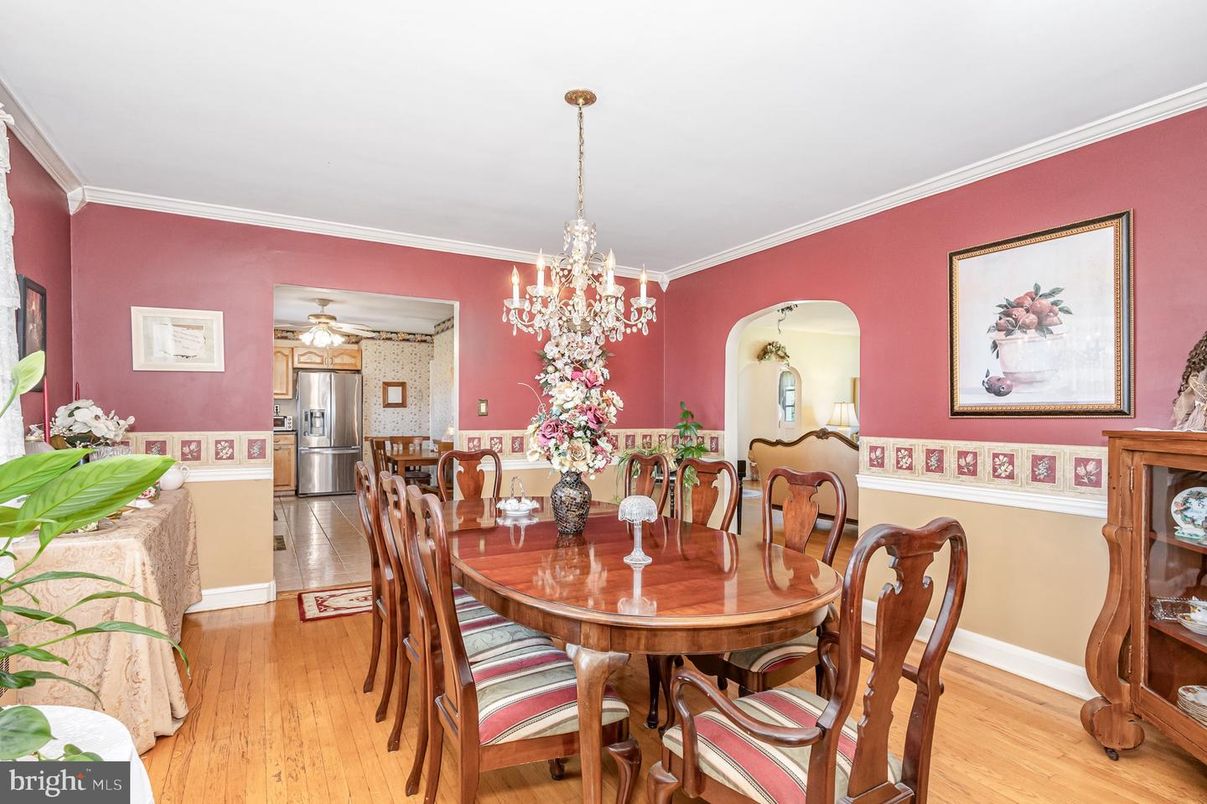 Chandelier, Dining room, Interior, Stainless Steel Appliances, Wood Texture Flooring