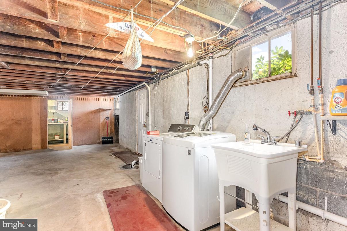 Interior, Washer, Wooden Beams