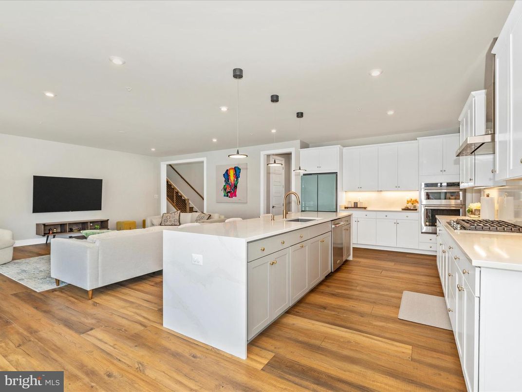 Interior, Kitchen, Living room, Pendant Lights, Recessed Lighting, Stainless Steel Appliances, Wood Texture Flooring