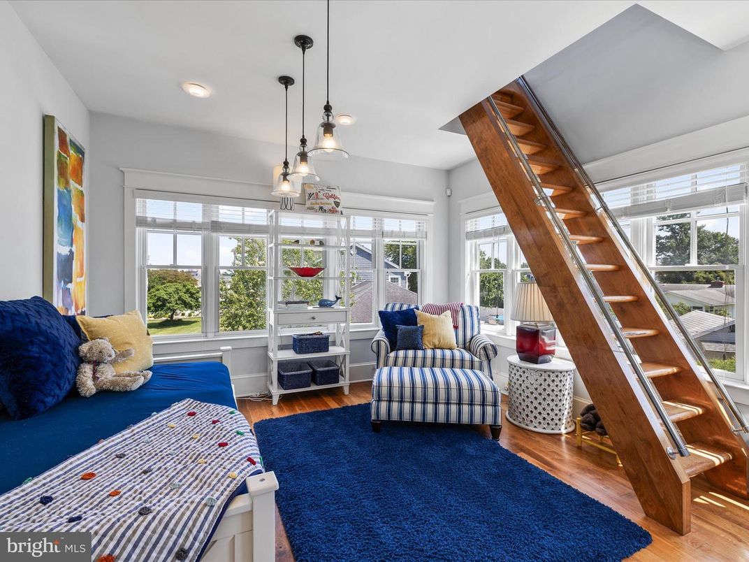 Interior, Pendant Lights, Recessed Lighting, Sun Room, Wood Texture Flooring