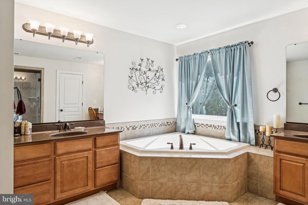 Bathroom, Dual Sink Vanities, Interior, Recessed Lighting