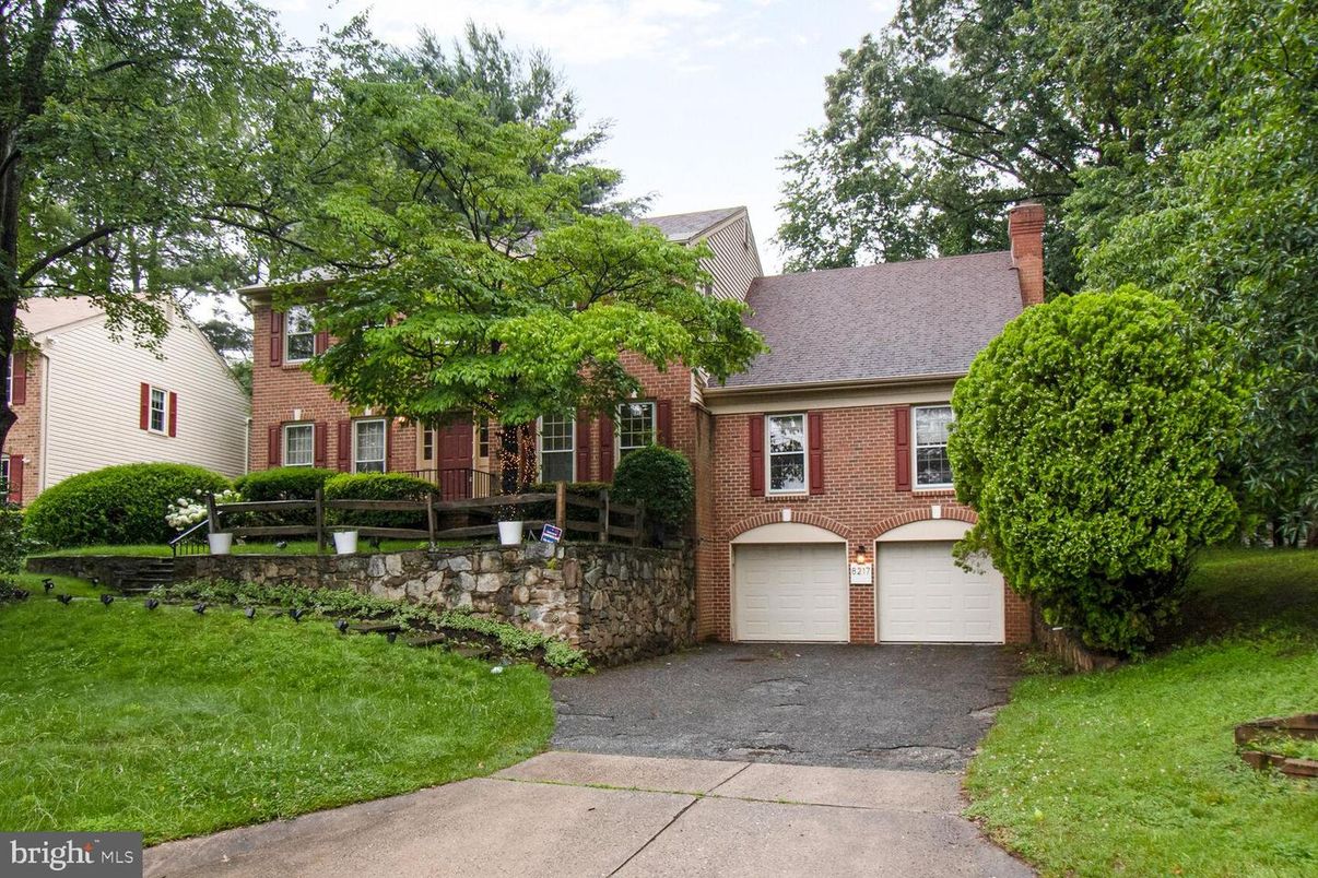 Attached, Exterior, Facade, Brick Facade, Georgian
